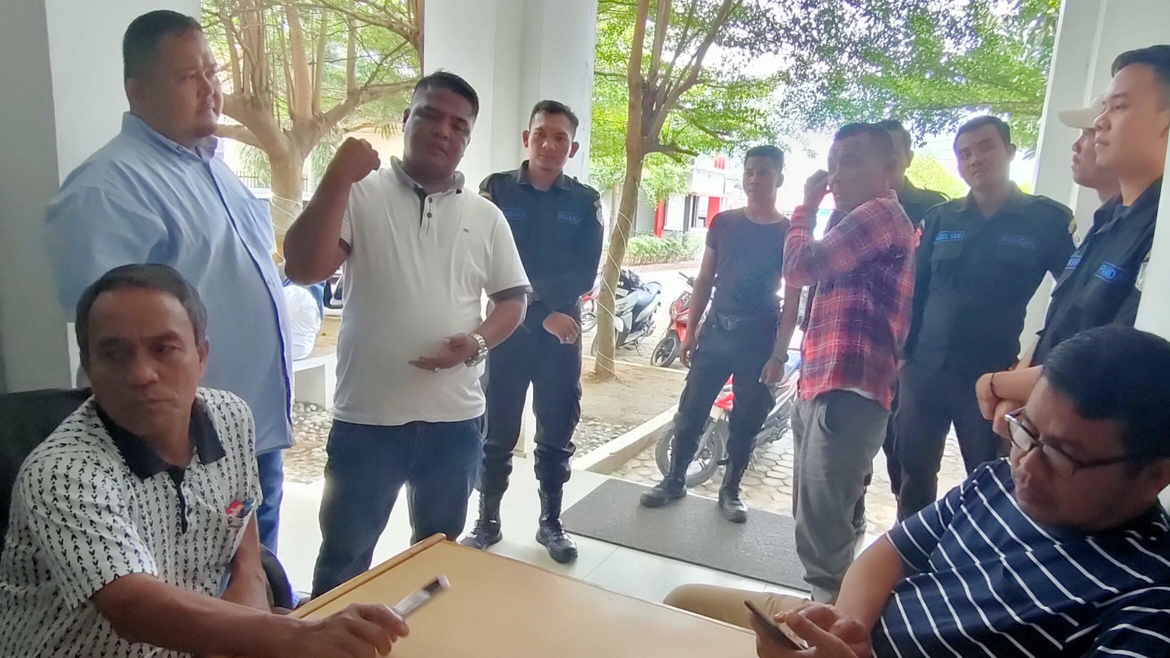 4 Bulan tidak Gajian, Honorer DPRK Aceh Tenggara Gelar Aksi dan Mengadu ke Anggota Dewan