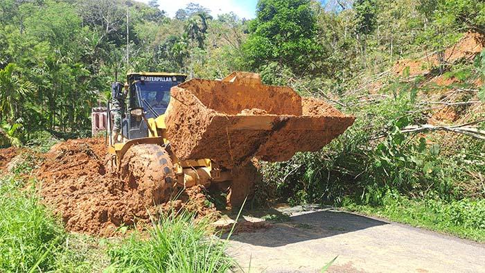 jalan-tertimbun-lonsor-di-celala.jpg