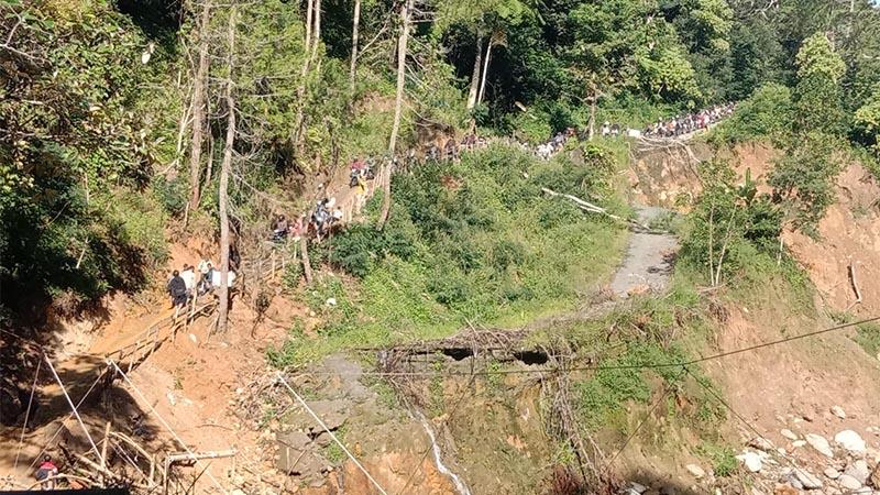 Jembatan Wih Kanis Longsor, Ratusan Warga Bener Meriah Terjebak Antrean Panjang