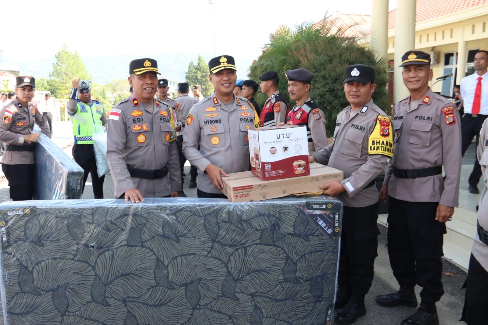 Personel Polres Gayo Lues yang Menjadi Korban Banjir Terima Bantuan dari Kapolda Aceh
