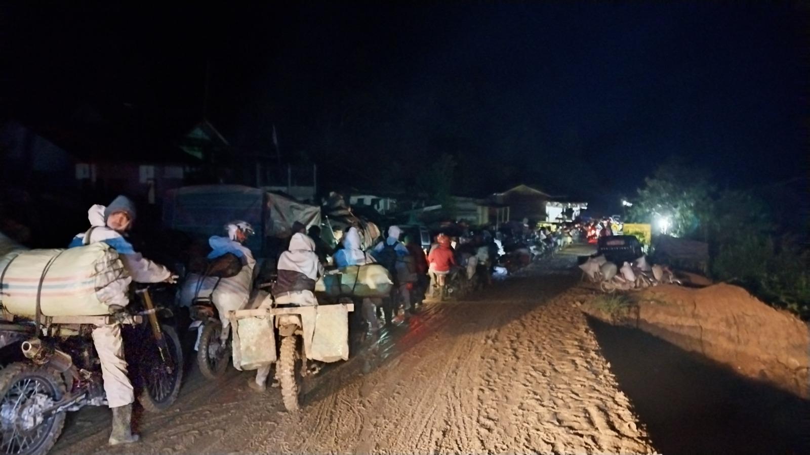 Jalan KKA Bener Meriah Membludak Kendaraan di Malam Hari, Warga Saling Curi Start Menuju Aceh Utara