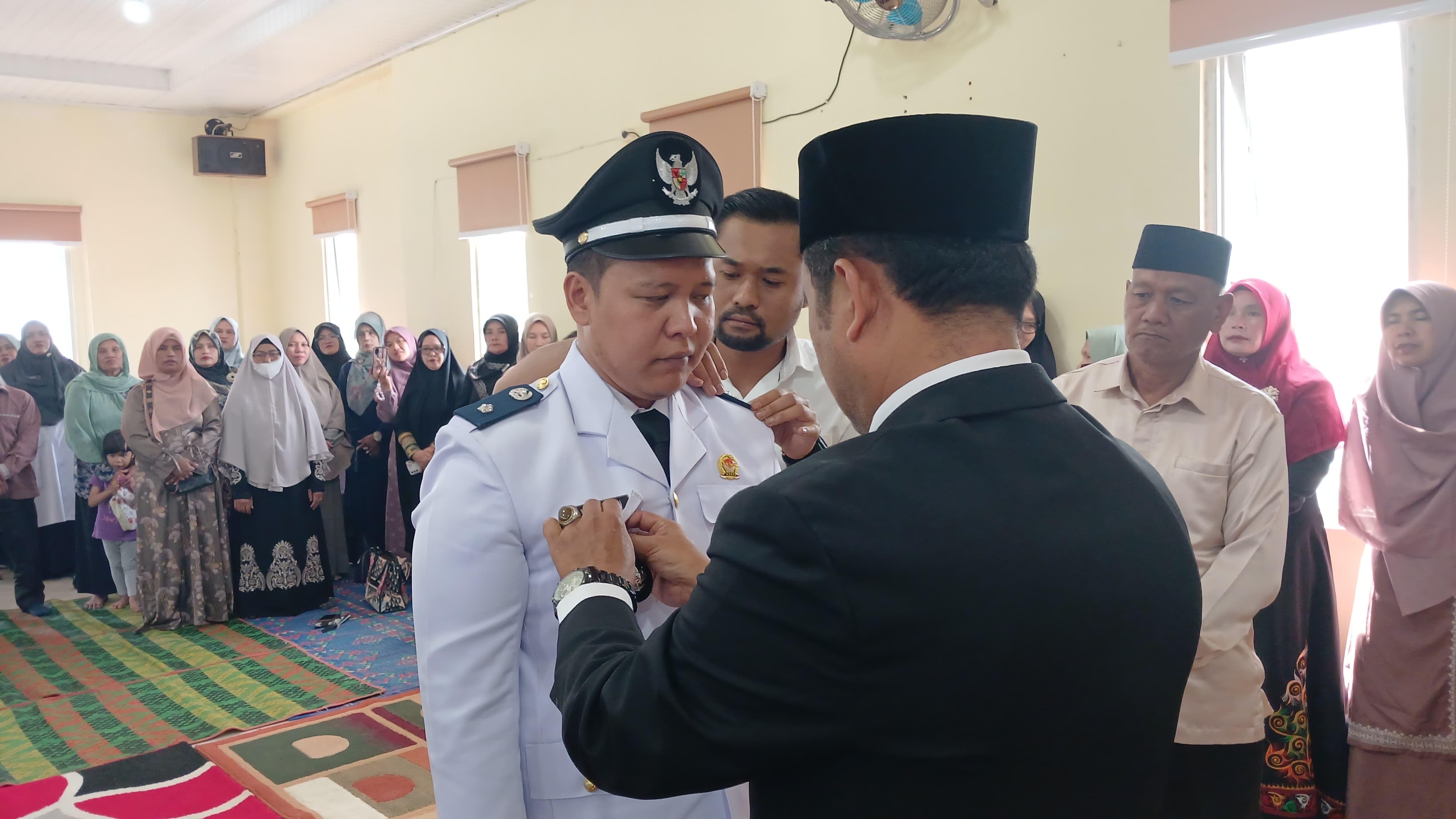 pelantikan-reje-oleh-camat.jpg