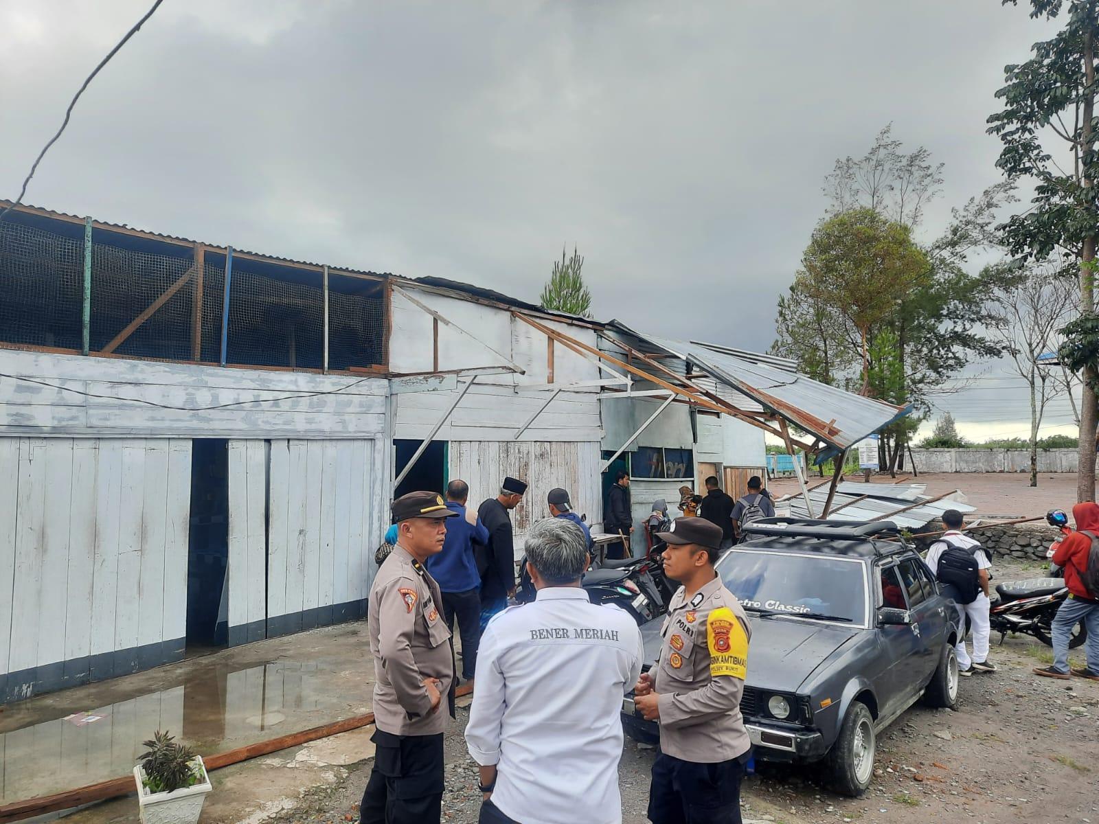 BREAKING NEWS: Puting Beliung Sapu 3 Kantin dan Satu Ruang Praktek di  SMKN 1 Bener Meriah