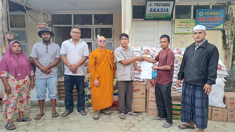 relawan-lintas-agama-serahkan-bantuann.jpg