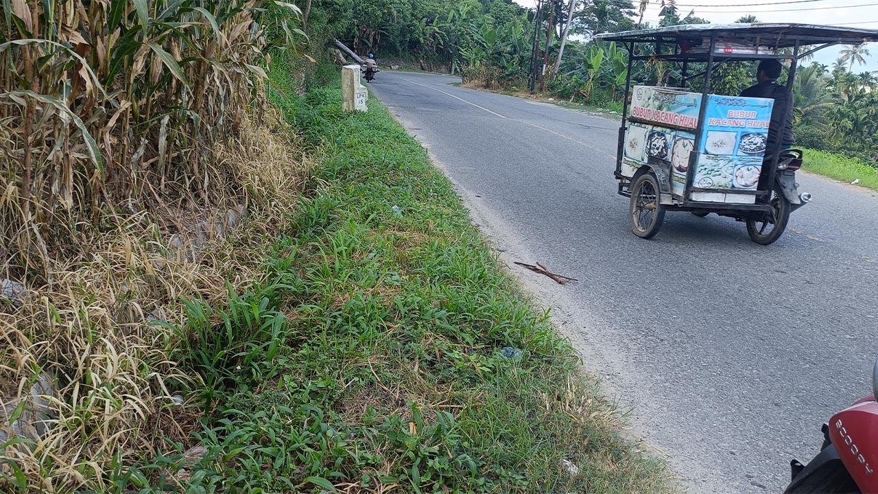 saluran-parit-tersumbat-di-jalan-nasionall.jpg