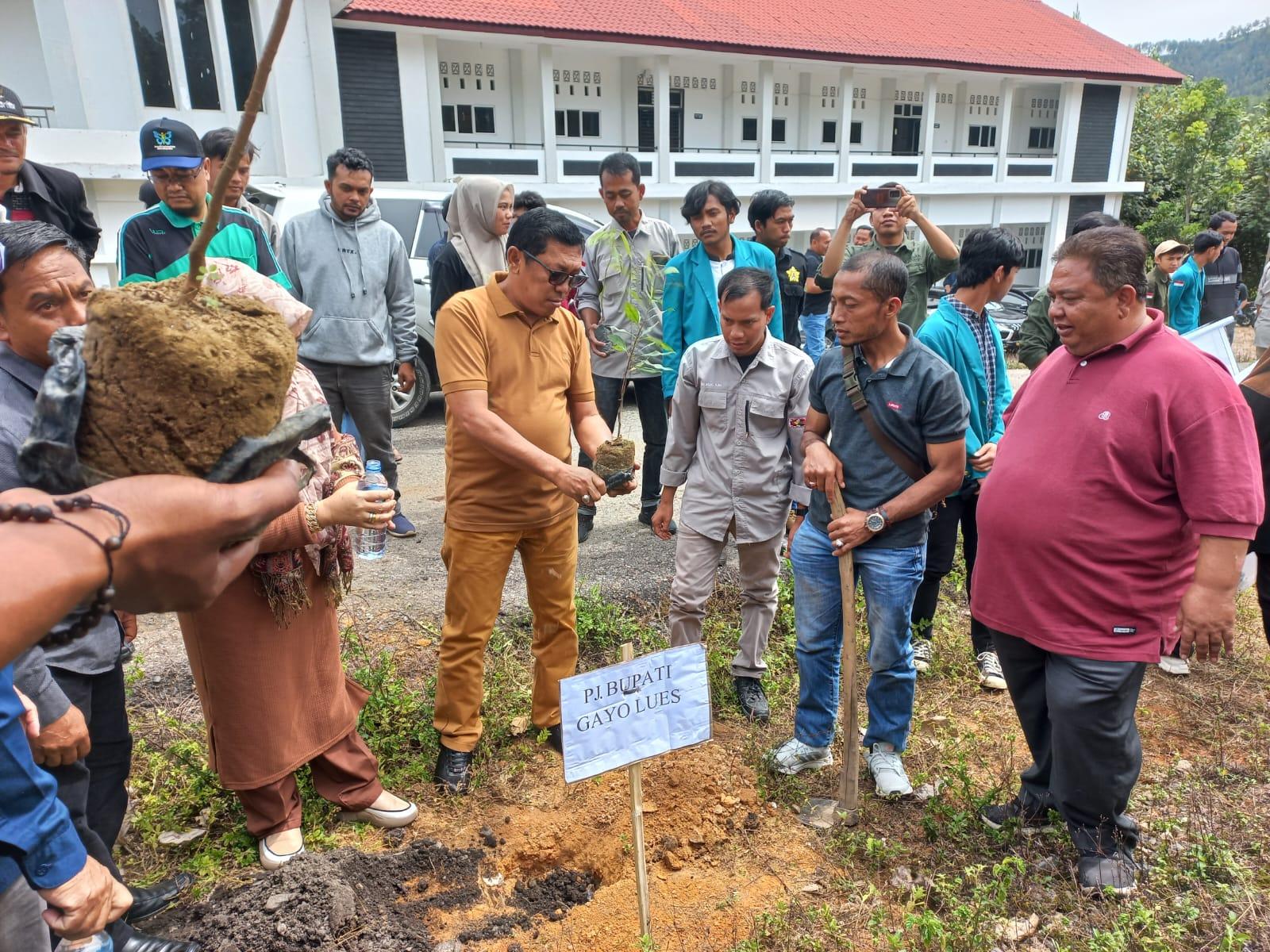 Mahasiswa PSDKU USK Bersama Pj Bupati Gayo Lues Tanami Pohon