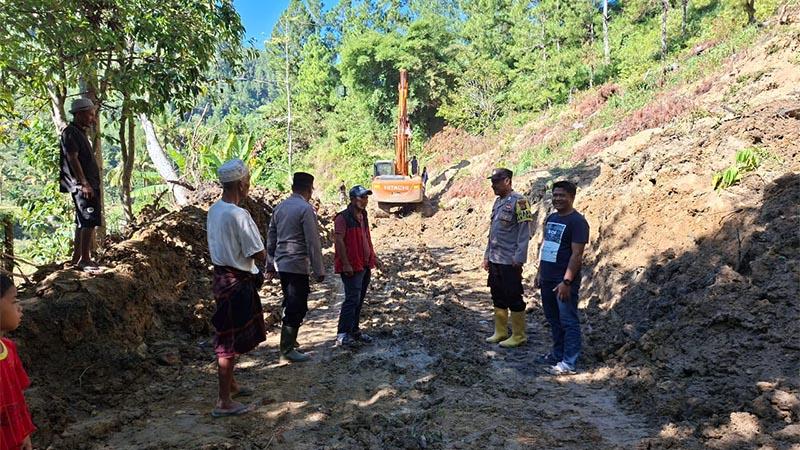 warga-dan-polisi-gotong-royong-bersihkan-longsor.jpg