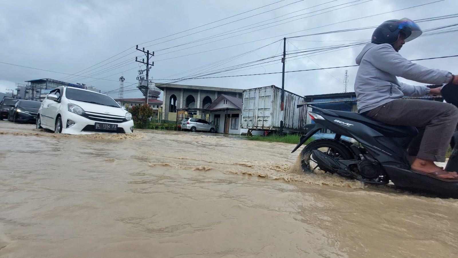 warga-melintas-jalan-terendam-banjir.jpg