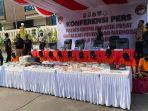 12-tersangka-kasus-narkoba-saat-dihadirkan-dalam-jumpa-pers.jpg