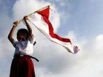 ANAK-PEGANG-BENDERA.jpg
