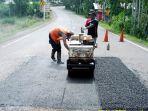 BPJN-Aceh-sedang-menempel-jalan-berlubanglintas-Bireuen-Takengon.jpg