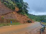 Keadaan-jalan-rawan-longsor-di-Kampung-Jejem.jpg