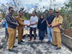 Kepala-Sekretariat-Baitul-Mal-Kabupaten-Aceh-Tengah-Armaja-menyerahkan-bantuan-masa-panik.jpg