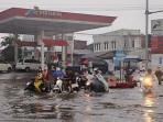 Masyarakat-melintas-di-Simpang-Lemah-Burbana-yang-terendam-genangan-banjir.jpg