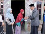 PJ-BUPATI-BERI-BANTUAN-KEPADA-WARGA-KURANG-MAMPU.jpg