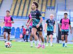 Para-pemain-Persiraja-tengah-berlatih-sebelum-melawan-PSPS-Riau.jpg