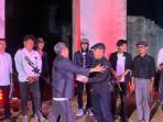 Para-seniman-dalam-Semaan-Puisi-Episode-ke-100-di-situs-bersejarah-Keraton-Kaibon.jpg