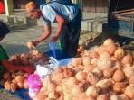 Pedagang-kelapa-di-Pajak-Terpadu-Kabupaten-Gayo-Lues.jpg
