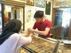 Penjual-dan-pembeli-Emas-di-Bener-Meriah.jpg