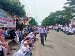 Ribuan-pelajar-guru-dan-masyarakat-antrian-berjam-jam.jpg