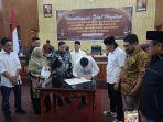 Salah-satu-Bakal-calon-bupati-Aceh-tengah-menandatangani-surat.jpg