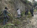 Satgas-TMMD-Kodim-0119Bener-Meriah-memulai-aksi-fisik-dengan-melaksanakan-pembersihan-jalan.jpg