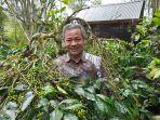 TA-Rahman-Alba-di-kebun-kopi-Galeri-Kopi-Indonesia.jpg