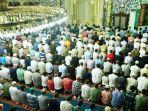Umat-Islam-tengah-menjalankan-salat.jpg