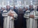 Viral-Tingkah-Lucu-Kucing-Cium-Pipi-Imam-Saat-Shalat-Tarawih.jpg