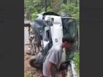 kecelakaan-mobil-pekerja-optik.jpg
