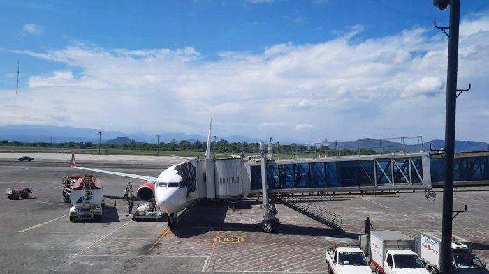 Otoritas Bandara Djalaluddin Gorontalo memperpanjang penutupan sementara aktivitas penerbangan dari dan ke bandara tersebut dampak erupsi Gunung Ruang, Gorontalo. FOTO: Wawan Akuba