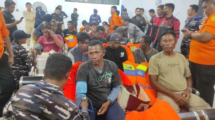 KAPAL TENGGELAM -- 21 ABK Kapal Nazila 05 tiba di Pelabuhan Pelindo Gorontalo setelah berhasil diselamatkan tim SAR, Selasa (31/3/2026).