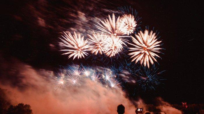 MALAM PERGANTIAN TAHUN -- Ilustrasi kembang api. Damkar Gorontalo siaga di malam pergantian tahun.