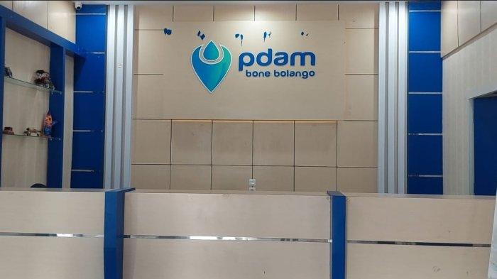 AIR BERSIH -- Lobi PDAM Bone Bolango. Diketahui bahwa saat ini terjadi penurunan debit air. 