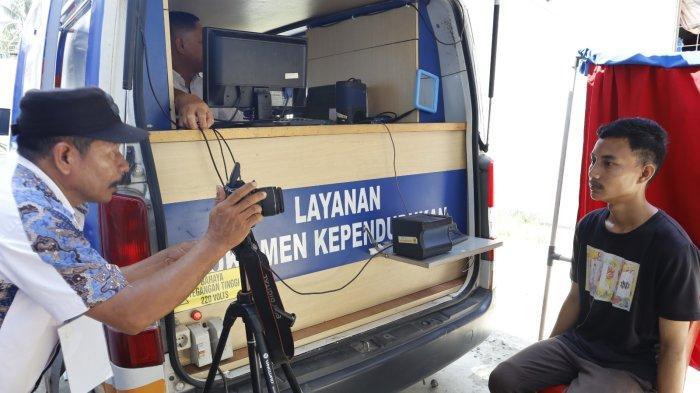 Seorang narapidana (napi) Lapas Kelas II A Gorotnalo melakukan perekaman e-KTP. Perekaman ini juga demi Pemilu 2024.