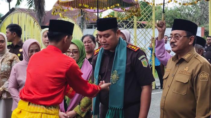 ADAT MOPOTILOLO KAJARI -- Pemasangan salempang berwarna hijau dalam pelaksanaan adat mopotilolo di depan Rumah Dinas Bupati Boalemo, Selasa 05 Maret 2026. (Sumber : TribunGorontalo/Rahmat Hambali)