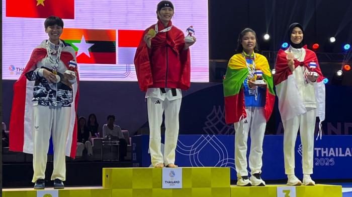 ATLET TAEKWONDO -- Silvana (paling kanan) saat menerima medali atas kejuaraan Taekwondo.