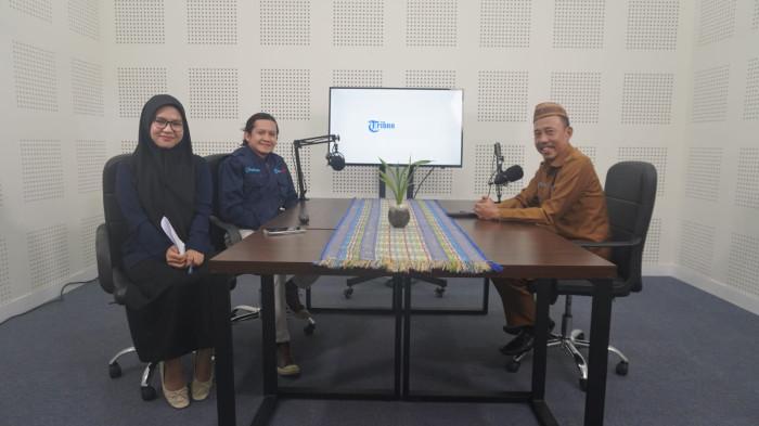 TRIBUN PODCAST -- Kadis Dikbud Kabupaten Gorontalo, Abdul Waris bersama Tim Redaksi TribunGorontalo.com, Fajri A Kidjab dan Tita Amanah Rumondor seusai Program Tribun Podcast. (Sumber: TribunGorontalo.com)