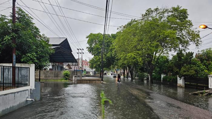HUJAN DERAS - Air meluap di Jalan Jaksa Agung Suprapto akibat hujan deras mengguyur Kota Gorontalo, Provinsi Gorontalo pada  Jumat (15/05/2026). BMKG Gorontalo merilis update peringatan dini cuaca Gorontalo pada Jumat (15/05/2026) pukul 14.27 Wita