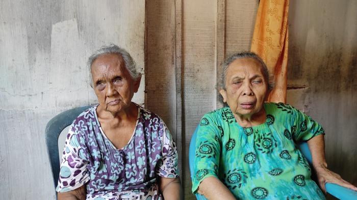 LANSIA BUTUH BANTUAN -- Aisyah Katili (Kiri) dan Hapisah Katili (Kanan) saat ditemui TribunGorontalo.com,  Senin (9/2/2026). Kakak beradik tunanetra ini mengeluh tak lagi menerima bantuan sosial,