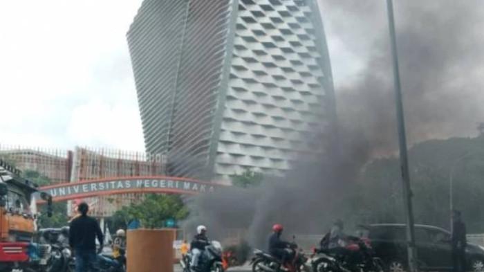 Aksi demo mahasiswa di Makassar yang menolak Pilkada