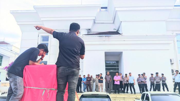 DEMO RADO -- Aksi demonstrasi RADO di Kantor DPRD Provinsi Gorontalo, Senin (19/1/2026). Massa memaksa BK DPRD Provinsi Gorontalo menghentikan rapat internal mereka.
