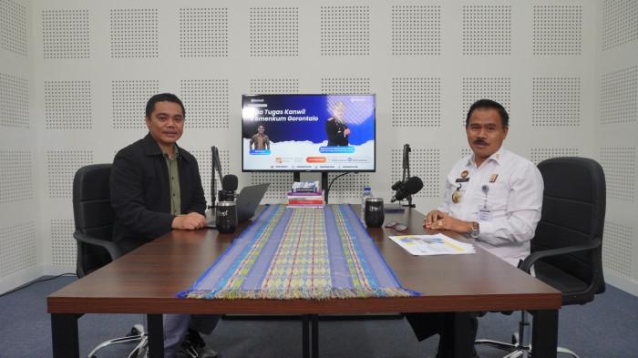 TRIBUN PODCAST -- Content Manager, Aldi Ponge bersama Kakanwil Kemenkum Gorontalo, Raymond JH Takasenseran dalam Tribun Podcast, Rabu (14/1/2026). Kakanwil membahas pos bantuan hukum.
