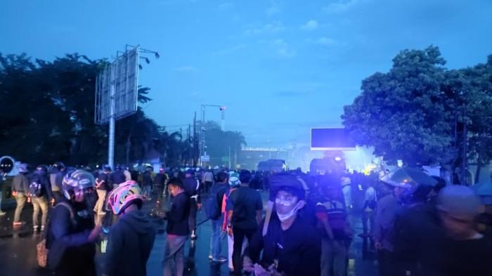 DEMO MAHASISWA -- Aliansi mahasiswa Gorontalo saat berkumpul di perlimaan Telaga, Kabupaten Gorontalo. Kericuhan terjadi hingga memaksa mahasiswa mundur dan berlari ke dalam kampus akibat dikejar polisi.