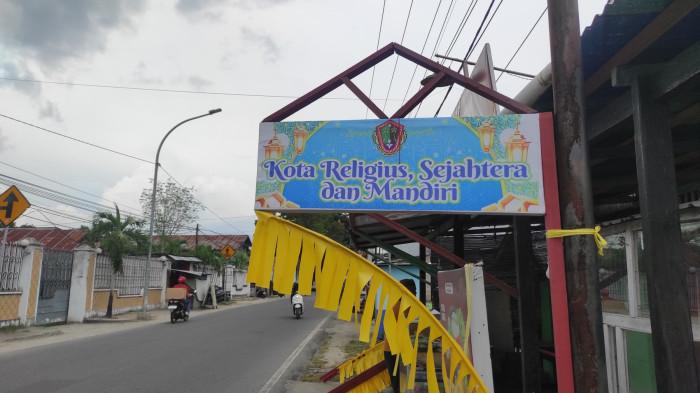 TRADISI TUMBILOTOHE -- Alikusu buatan Eman Djakaria. Ia rajin memproduksi Alikusu—pintu gerbang adat tradisional Gorontalo.