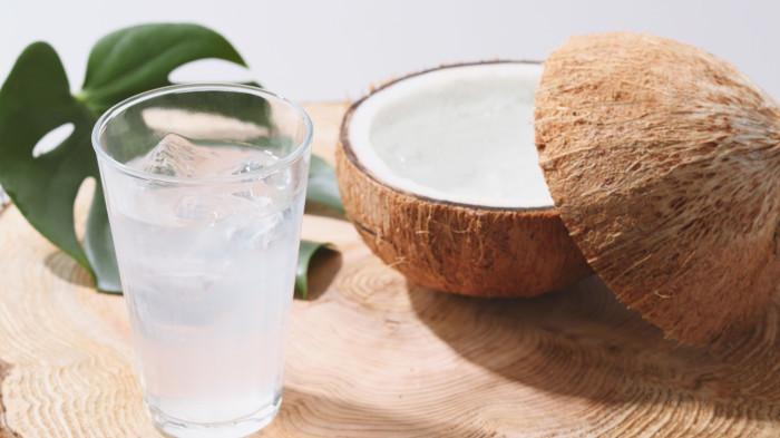 Alternatif selain minum minuman manis saat berbuka puasa: Air kelapa murni