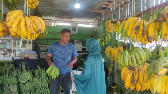 Andi Samsudin (43) Penjual pisang di Jalan Raja Eyato