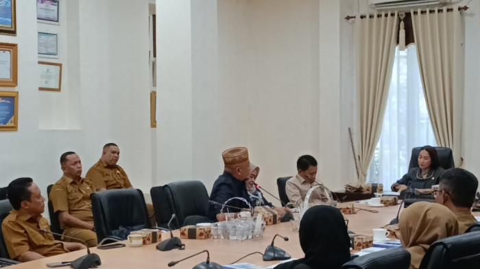 JALAN RUSAK — Anggota DPRD Provinsi Gorontalo, Hamza Idrus (mengenakan kopiah karanji) saat bertemu Sekda Kabupaten Bone Bolango di Kantor Bupati Bone Bolango, Senin (2/2/2026). Anggota DPRD memperjuangkan akses jalan Tapa Kabupaten Bone Bolango. (Sumber foto: TribunGorontalo.com/Jefri Potabuga)