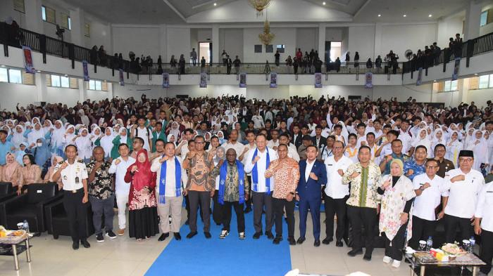 Antusiasme ribuan mahasiswa Universitas Negeri Gorontalo menyambut kunjungan Menteri HAM RI Natalius Pigai. Melalui momentum ini, Rektor UNG Eduart Wolok mempertegas posisi kampus sebagai 