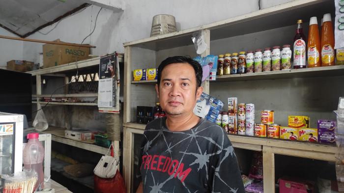 STOK ELPIJI -- Arlan Hippy, Agen Elpiji 3Kg di Kelurahan Dulalowo, Kota Tengah, Kota Gorontalo saat ditemui TribunGorontalo.com, Minggu (15/2/2026). Arlan menyebut stok elpiji aman dan menerapkan pembelian satu tabung per KK.